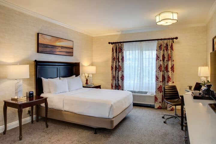 Room 26 of 77