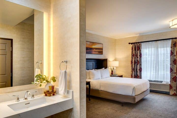 Room 25 of 77