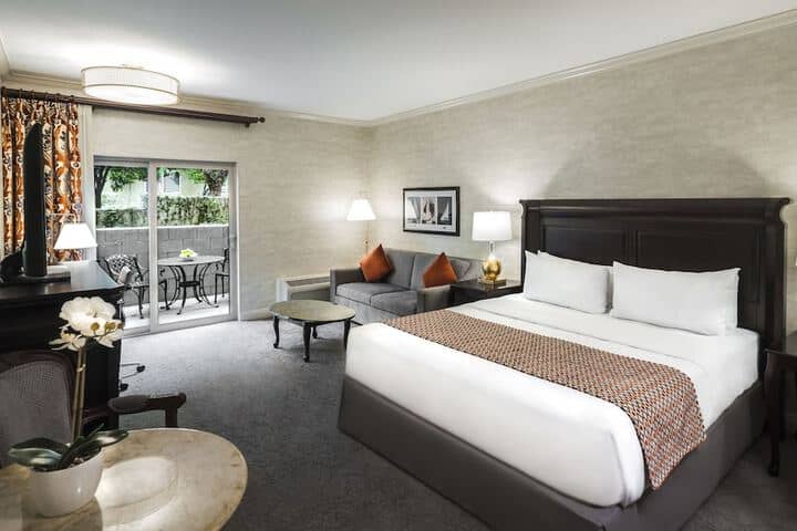 Room 10 of 77