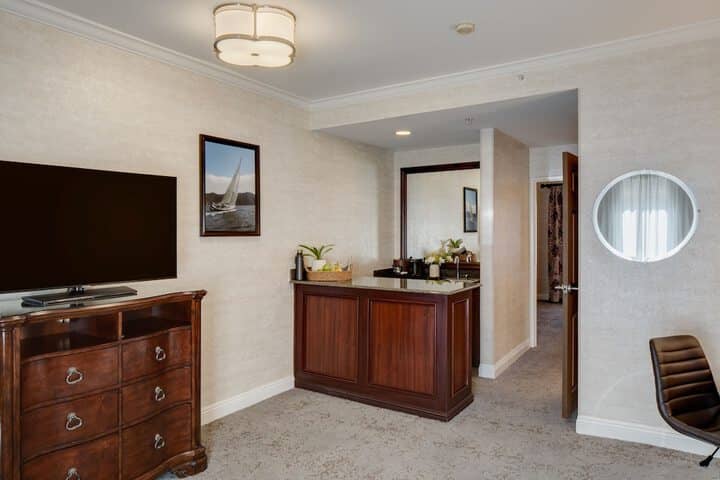 Room 33 of 77